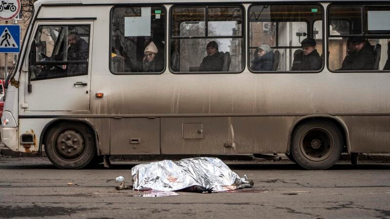 Una mujer muerta, tras un ataque aéreo sobre Donetsk, en la parte de Ucrania bajo control ruso, este 20 de febrero.