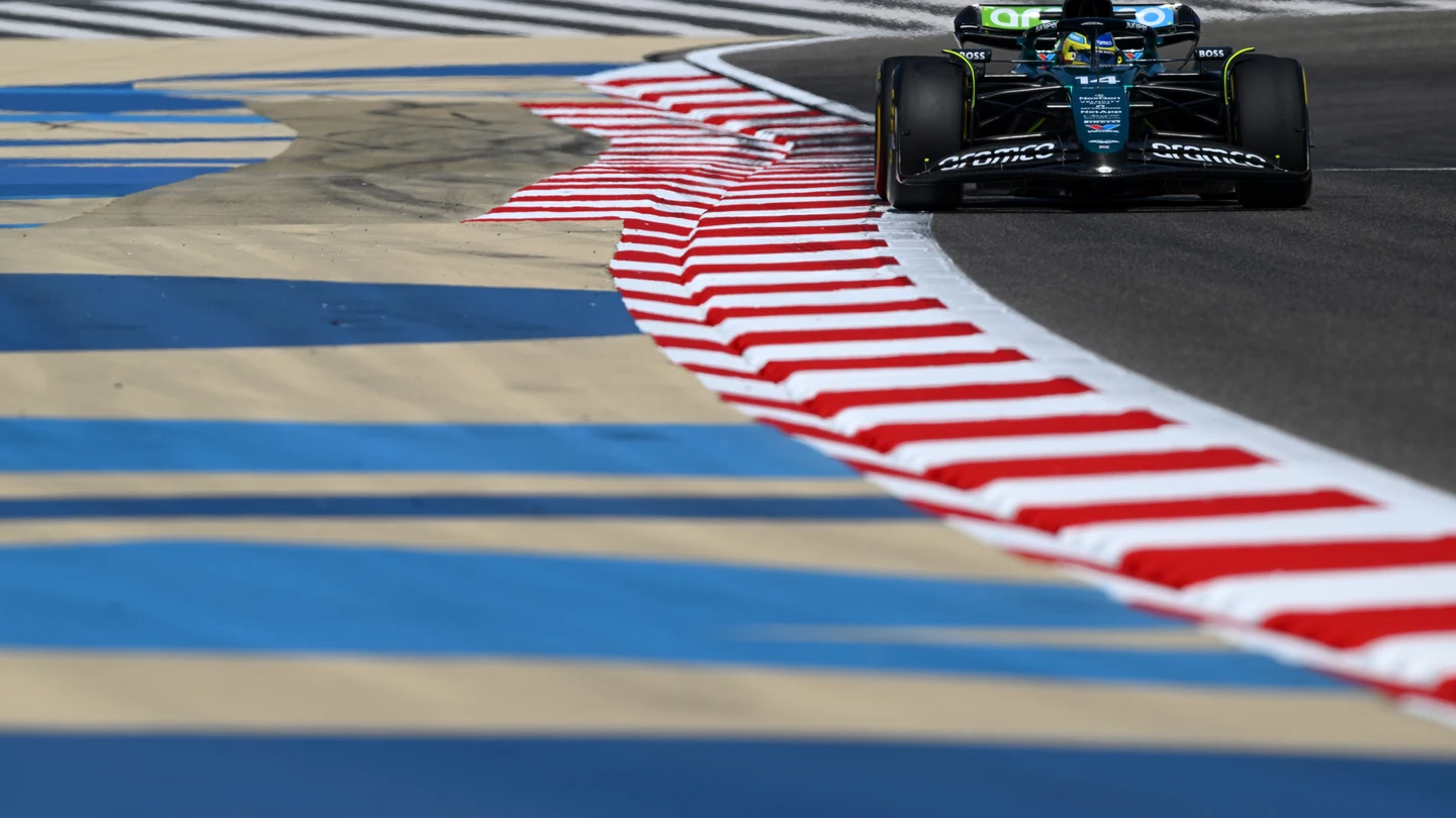 Fernando Alonso, magia como en Las Vegas: fue el primer piloto en esquivar la alcantarilla Fernando Alonso, magia como en Las Vegas: fue el primer piloto en esquivar la alcantarilla