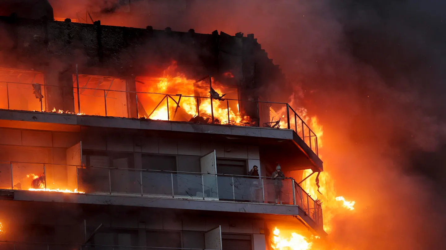 Imagen del espectacular incendio en un edificio del barrio de Campanar en Valencia Imagen del espectacular incendio en un edificio del barrio de Campanar en Valencia