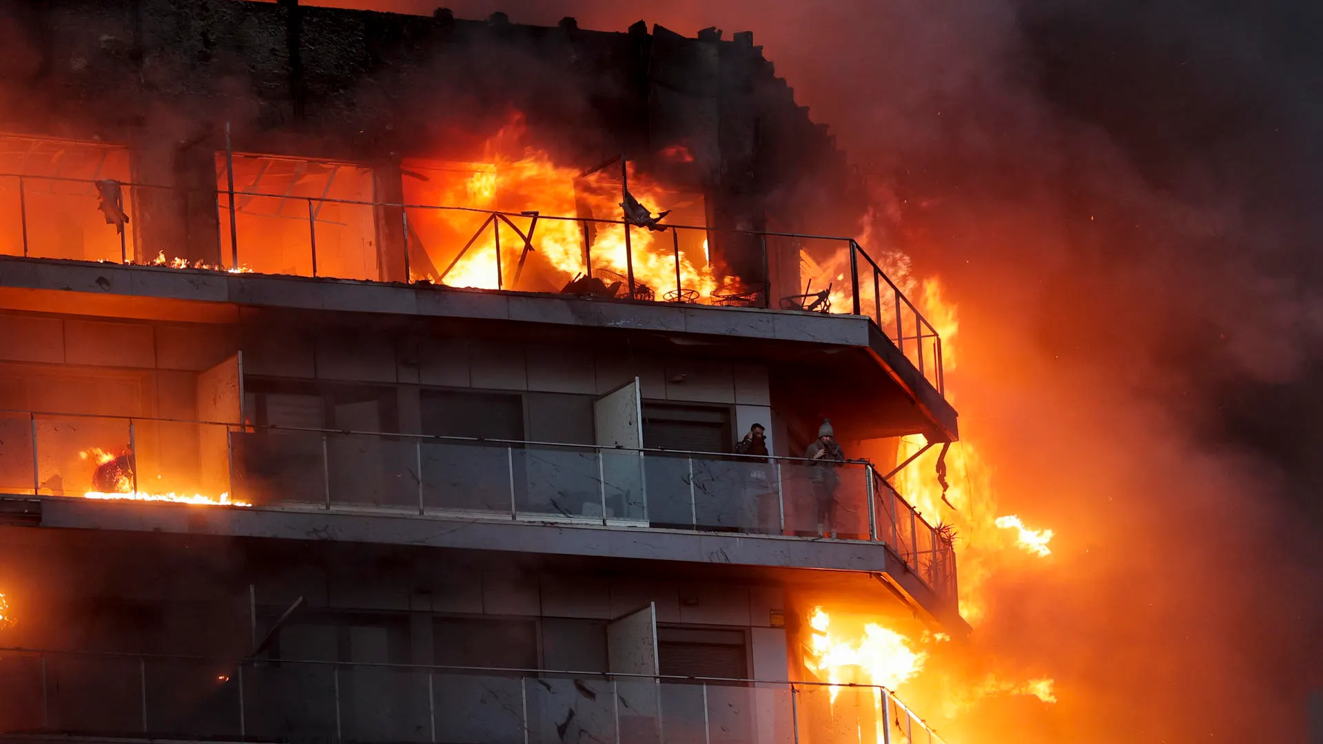 Imagen del espectacular incendio en un edificio del barrio de Campanar en Valencia