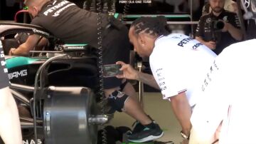 Hamilton, fotografiando el Mercedes en los test