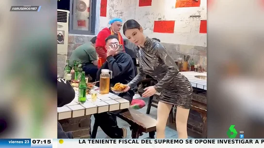 Mujer haciendo el robot en un restaurante Mujer haciendo el robot en un restaurante