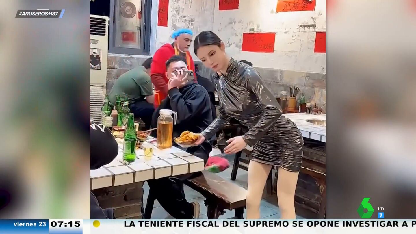 Mujer haciendo el robot en un restaurante