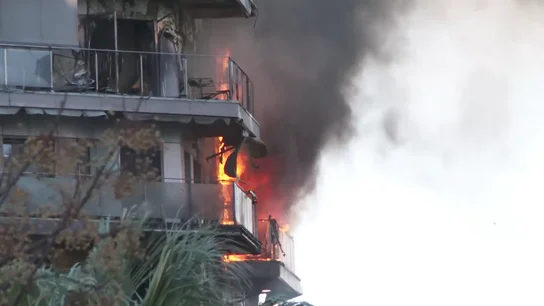 Las llamas vuelven al edificio de Valencia Las llamas vuelven al edificio de Valencia