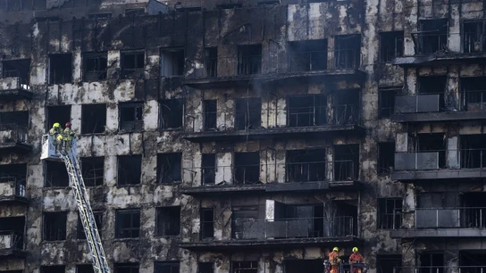 Los bomberos trabajan en el incendio en Valencia. Los bomberos trabajan en el incendio en Valencia.