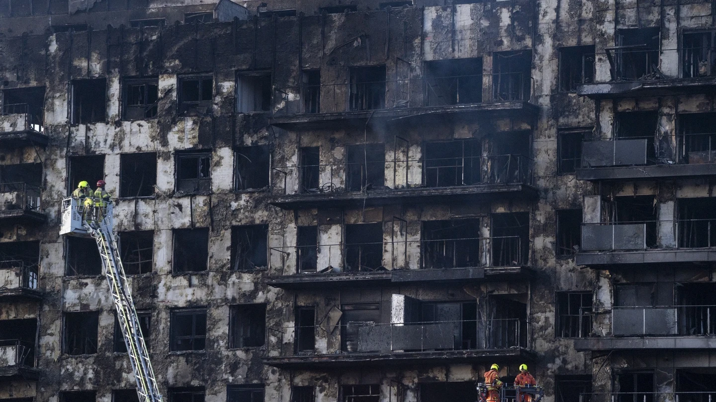 Los bomberos trabajan en el incendio en Valencia. Los bomberos trabajan en el incendio en Valencia.