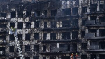 Los bomberos trabajan en el incendio en Valencia.