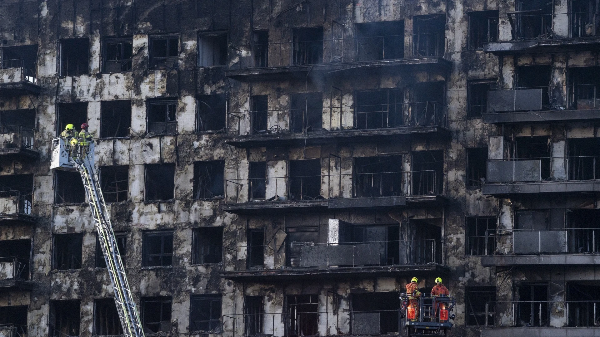 Los bomberos trabajan en el incendio en Valencia.