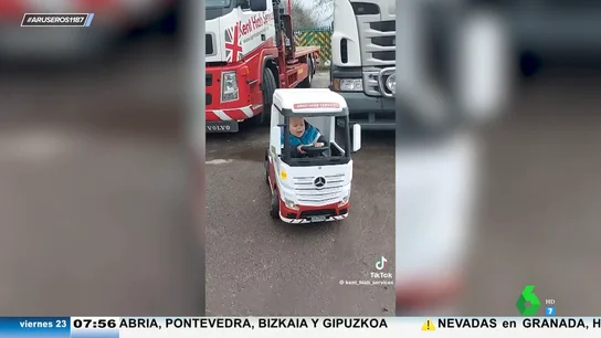 La increíble pericia de este niño tan pequeño para aparcar entre dos camiones su camión de juguete La increíble pericia de este niño tan pequeño para aparcar entre dos camiones su camión de juguete