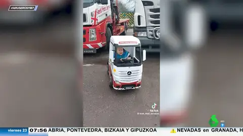 La increíble pericia de este niño tan pequeño para aparcar entre dos camiones su camión de juguete