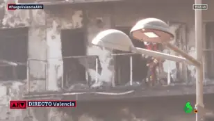 El incendio de Valencia, en directo: los bomberos entran en el edificio junto a la policía científica en busca de posibles víctimas