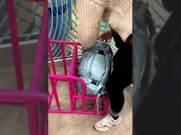 Una joven prueba la mochila viral de TikTok antes de subirse al avión 