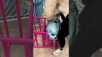 Una joven prueba la mochila viral de TikTok antes de subirse al avión 