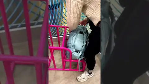 Una joven prueba la mochila viral de TikTok antes de subirse al avión: "Es el único equipaje que llevé"