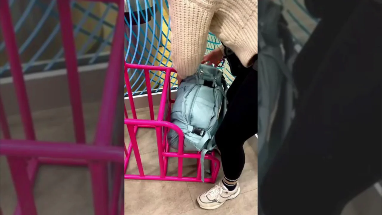 Una joven prueba la mochila viral de TikTok antes de subirse al avi&oacute;n: "Es el &uacute;nico equipaje que llev&eacute;"