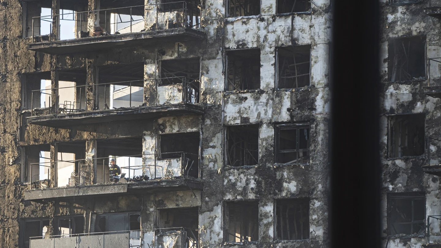 La estructura del edificio tras el incendio de ayer, 22 de febrero, en el barrio de Campanar, a 23 de febrero de 2024, en Valencia, Comunidad Valenciana (España). La estructura del edificio tras el incendio de ayer, 22 de febrero, en el barrio de Campanar, a 23 de febrero de 2024, en Valencia, Comunidad Valenciana (España).