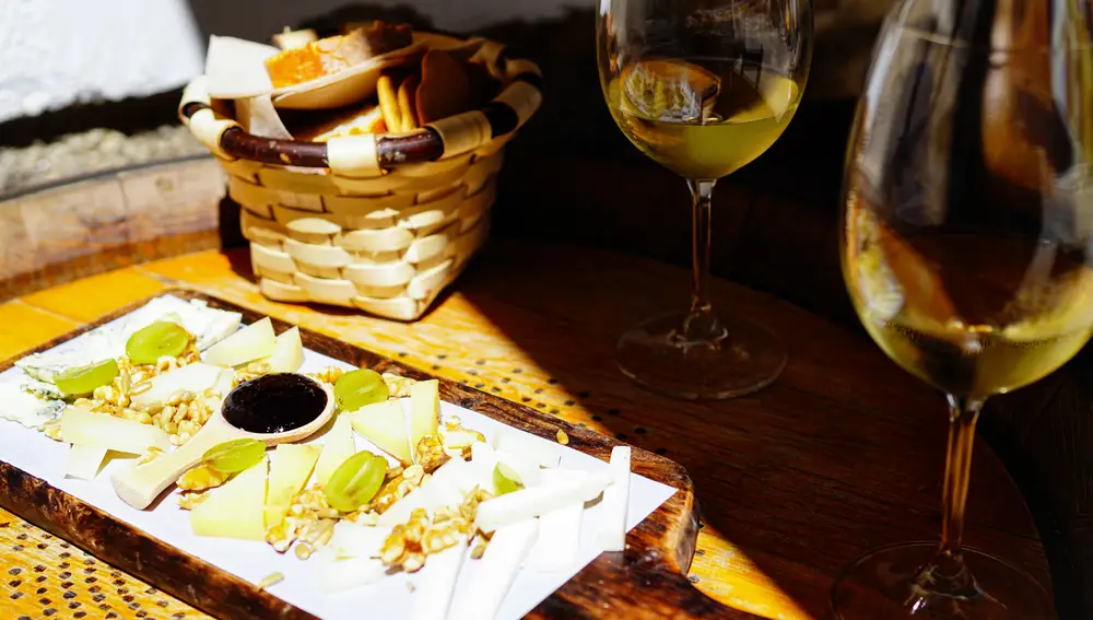 Copas de vino con tapas y pinchos en Vigo