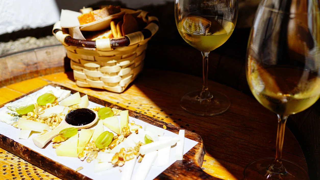 Copas de vino con tapas y pinchos en Vigo