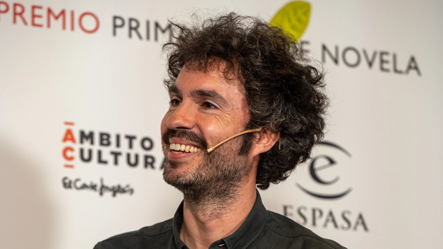 Luis García-Rey tras recibir el Premio Primavera de Novela Luis García-Rey tras recibir el Premio Primavera de Novela