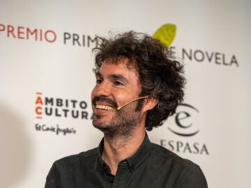 Luis García-Rey tras recibir el Premio Primavera de Novela