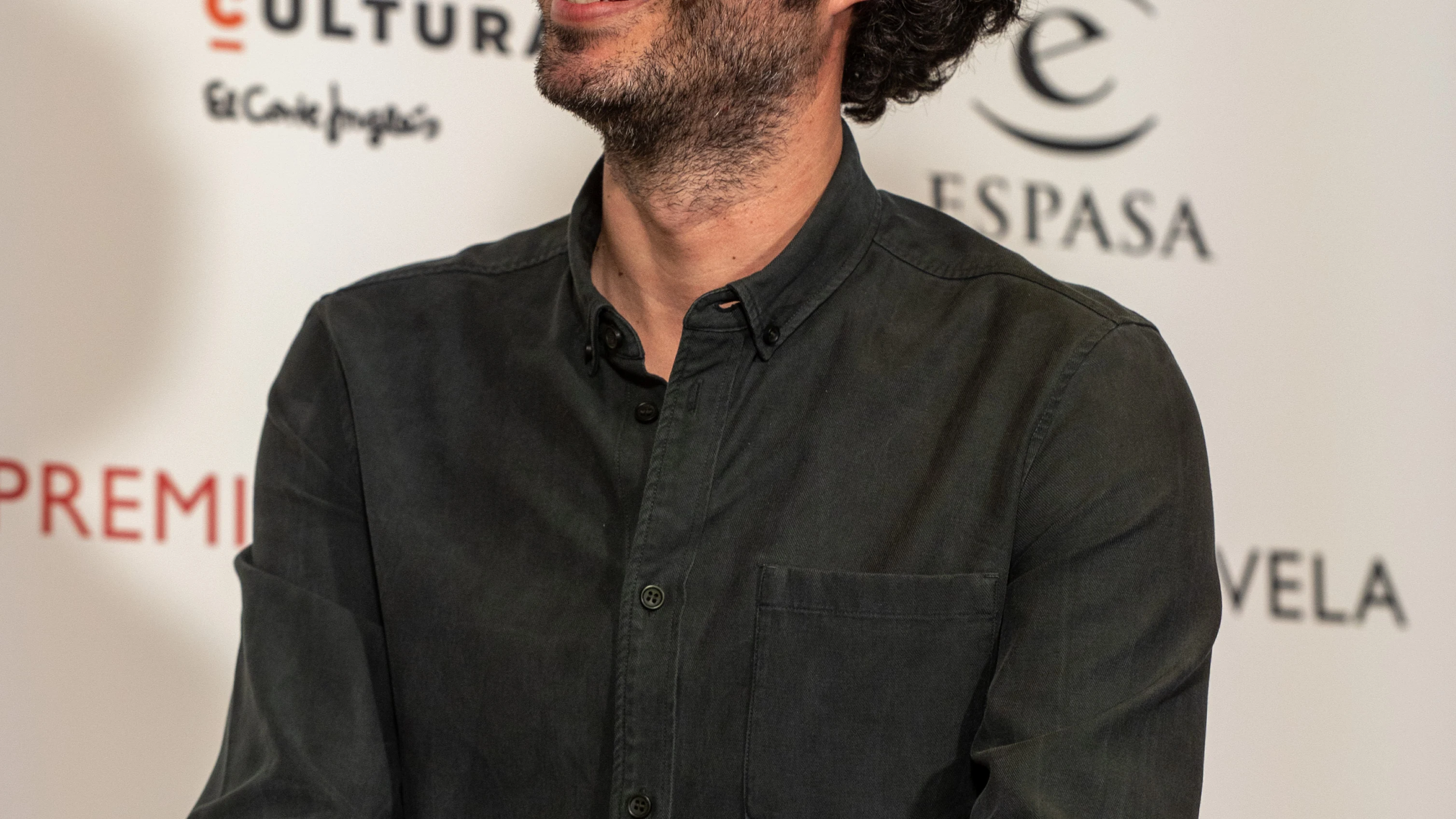 Luis García-Rey tras recibir el Premio Primavera de Novela