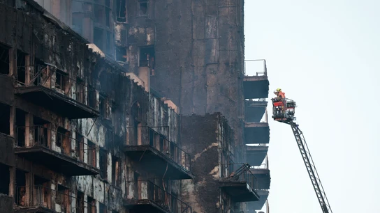 Los bomberos continúan trabajando este viernes tras el fulminante y devastador incendio en un edificio de viviendas de catorce plantas en València, que se ha propagado a otro anexo. Los bomberos continúan trabajando este viernes tras el fulminante y devastador incendio en un edificio de viviendas de catorce plantas en València, que se ha propagado a otro anexo.
