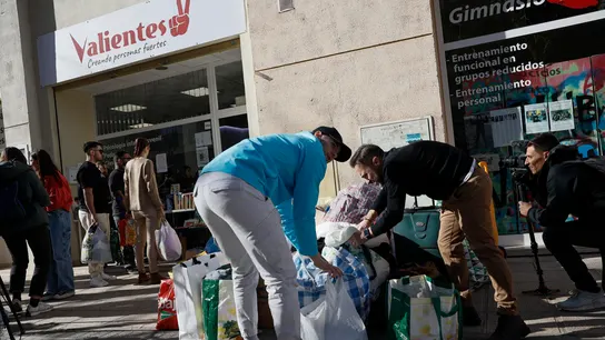 Ropa y alimentos recolectados para las familias afectadas por el incendio en Valencia Ropa y alimentos recolectados para las familias afectadas por el incendio en Valencia