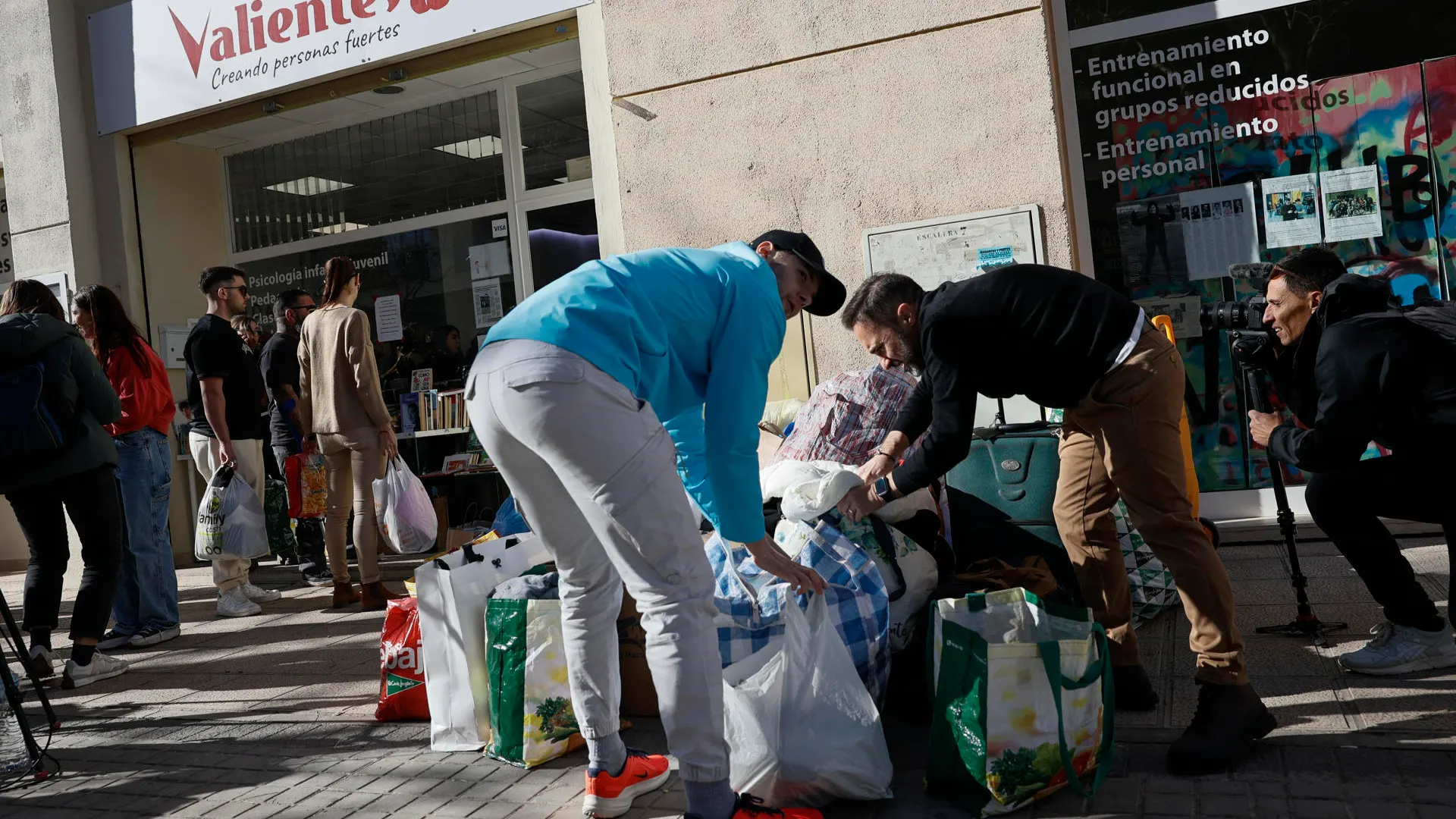 Ropa y alimentos recolectados para las familias afectadas por el incendio en Valencia