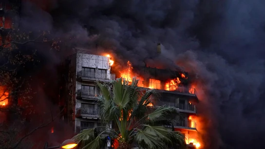 Un incendio de grandes proporciones quema un edificio de 14 pisos en el barrio de Campanar (Valencia) Las llamas devoran un edificio en el barrio de Campanar, a 22 de febrero de 2024, en Valencia, Comunidad Valenciana (España). Un incendio de grandes dimensiones ha arrasado un edificio de 14 plantas en el barrio valenciano de Campanar. El fuego, originado en el cuarto piso del inmueble, ha generado una gran columna de llamas y una densa humareda que ha afectado a varias plantas del edificio. El 112 ha movilizado diez dotaciones de bomberos, dos SAMU y un SVB hasta el lugar del incendio.22 F...