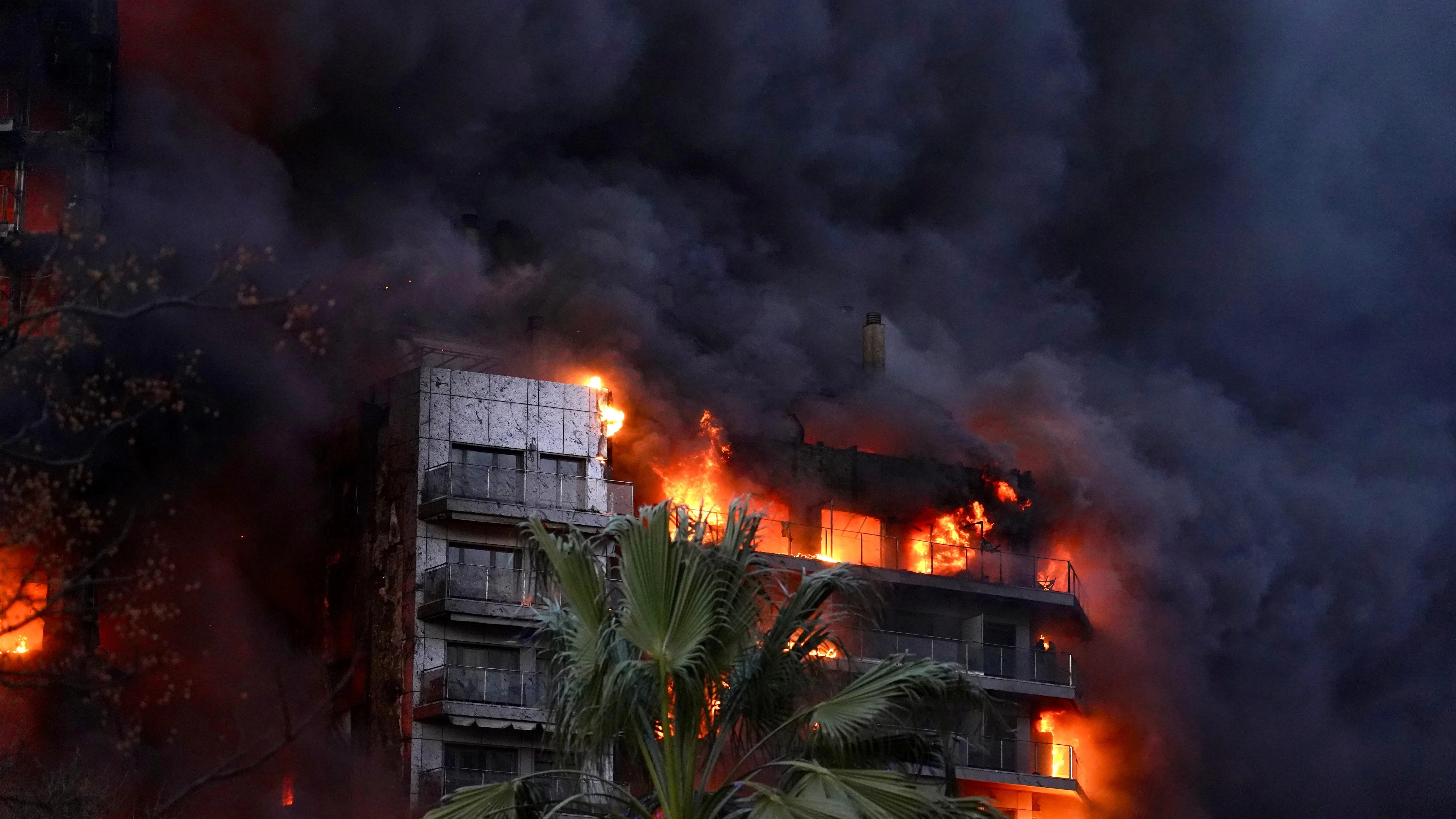 Las llamas devoran un edificio en el barrio de Campanar, a 22 de febrero de 2024, en Valencia, Comunidad Valenciana (España). Un incendio de grandes dimensiones ha arrasado un edificio de 14 plantas en el barrio valenciano de Campanar. El fuego, originado en el cuarto piso del inmueble, ha generado una gran columna de llamas y una densa humareda que ha afectado a varias plantas del edificio. El 112 ha movilizado diez dotaciones de bomberos, dos SAMU y un SVB hasta el lugar del incendio.22 F...