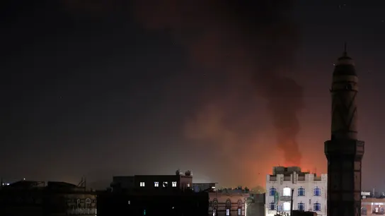 Humo se eleva desde una posición hutí tras los ataques de EEUU y el Reino Unido en Yemen Humo se eleva desde una posición hutí tras los ataques de EEUU y el Reino Unido en Yemen