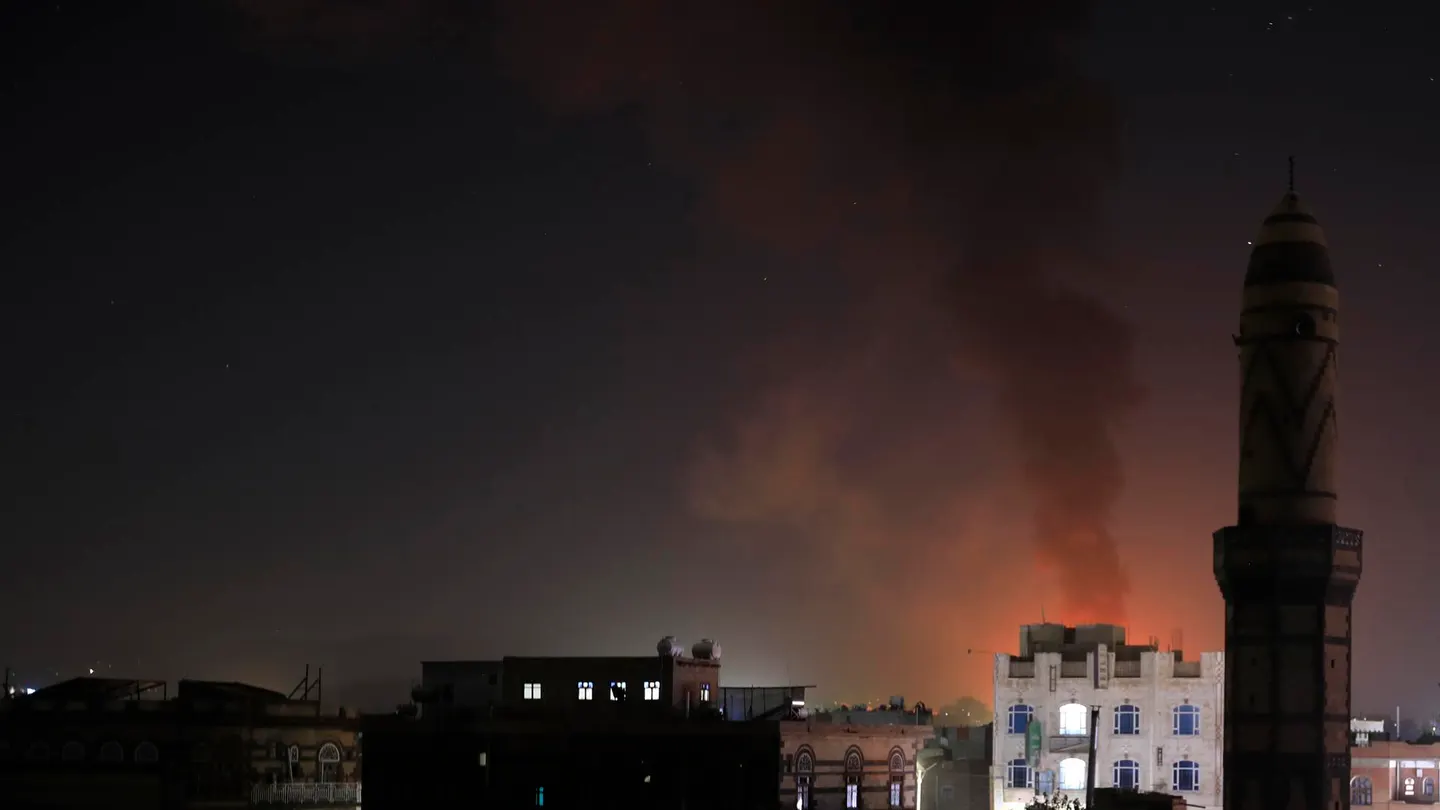 Humo se eleva desde una posición hutí tras los ataques de EEUU y el Reino Unido en Yemen Humo se eleva desde una posición hutí tras los ataques de EEUU y el Reino Unido en Yemen