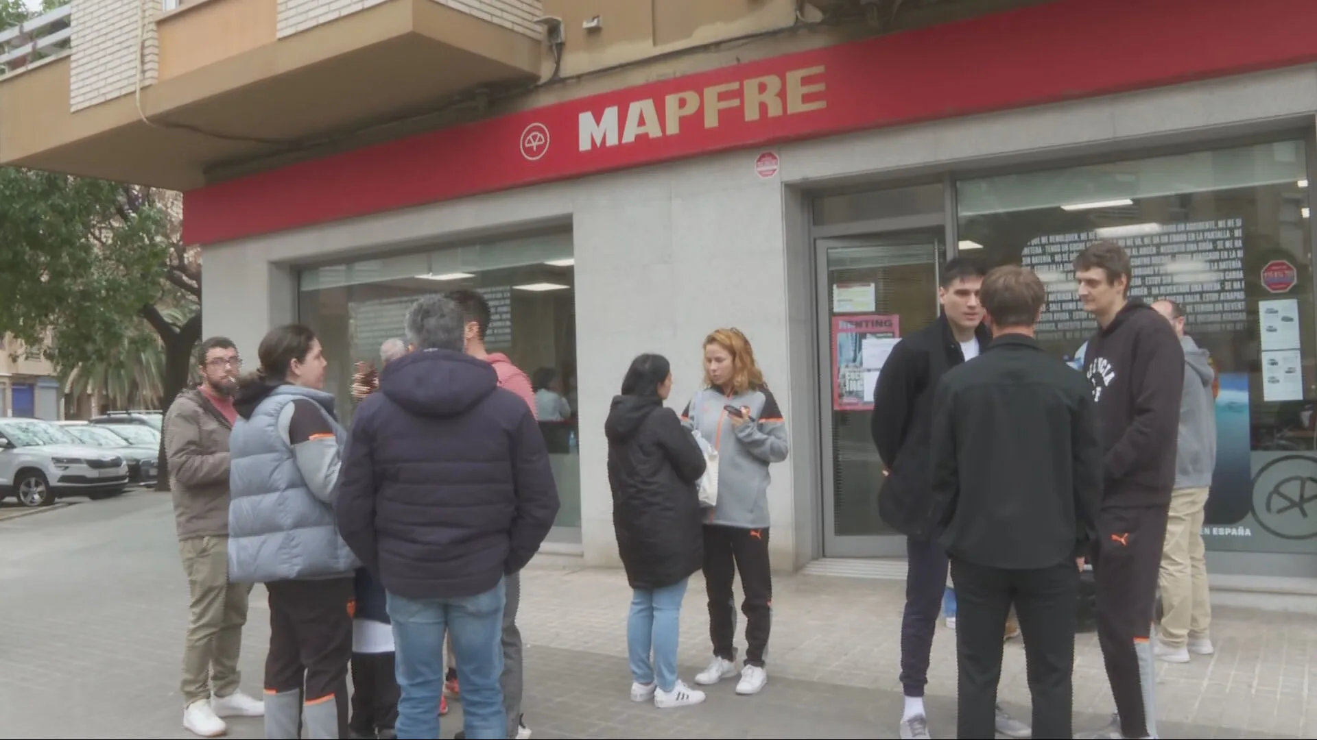 Inquilinos y propietarios del edificio calcinado en Valencia empiezan a pedir indemnizaciones entre discrepancias internas