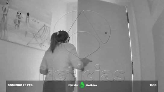 "¡Salid fuera!": el imponente vídeo del momento en el que el conserje del edificio de Campanar acude puerta por puerta avisando del fuego "¡Salid fuera!": el imponente vídeo del momento en el que el conserje del edificio de Campanar acude puerta por puerta avisando del fuego