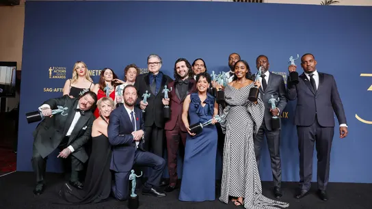 El reparto de 'The Bear' posa después de recoger el premio SAG-AFTRA al mejor elenco de una serie de comedia. El reparto de 'The Bear' posa después de recoger el premio SAG-AFTRA al mejor elenco de una serie de comedia.