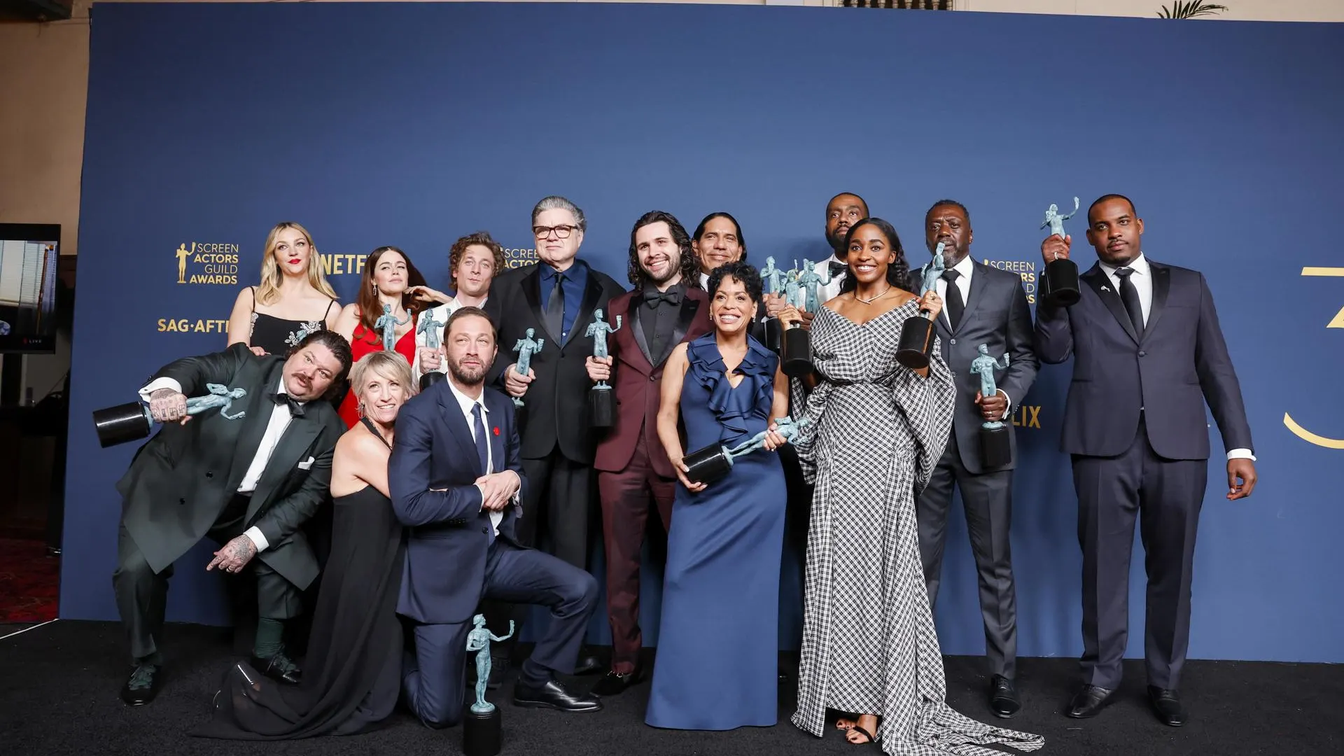 El reparto de 'The Bear' posa después de recoger el premio SAG-AFTRA al mejor elenco de una serie de comedia.