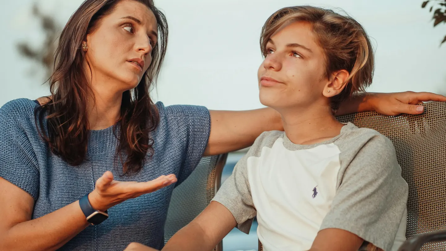 Una madre manteniendo una conversación complicada con su hijo adolescente Una madre manteniendo una conversación complicada con su hijo adolescente