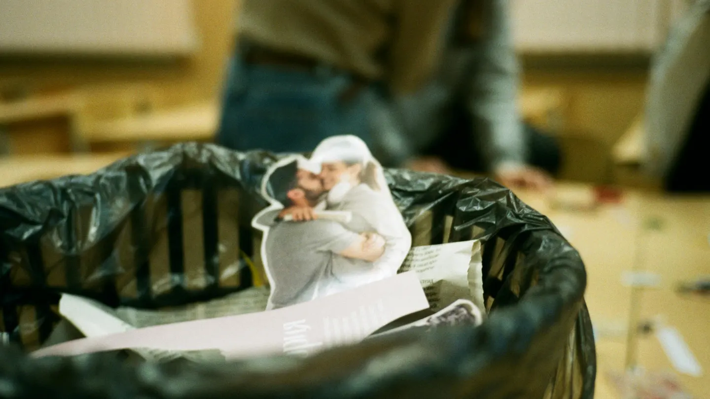 Una fotografía de una pareja tirada en la basura Una fotografía de una pareja tirada en la basura