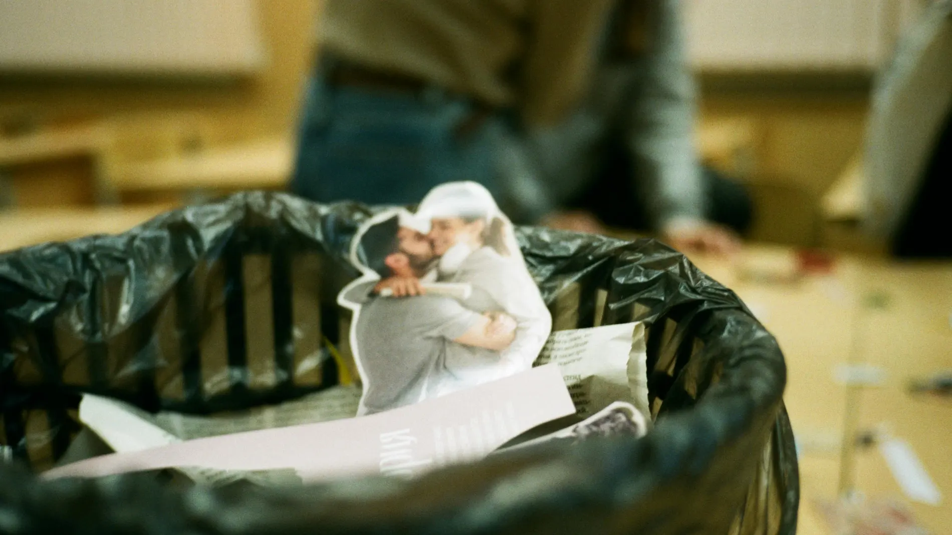 Una fotografía de una pareja tirada en la basura