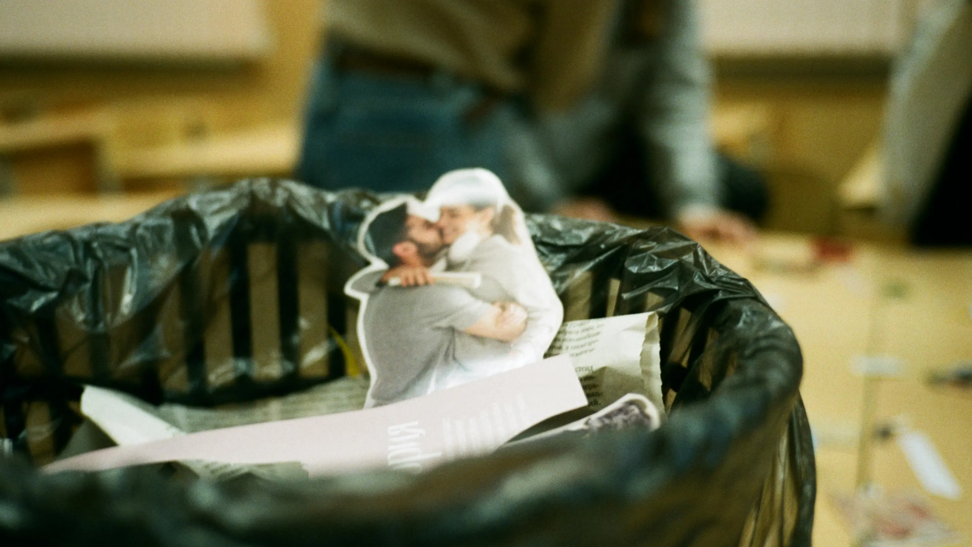 Una fotografía de una pareja tirada en la basura