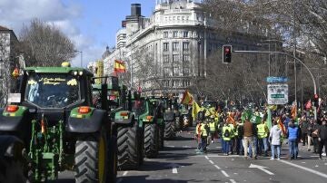 Una columna de tractores llega a la concentración de agricultores en el Ministerio de Agricultura, a 26 de febrero de 2024, en Madrid (España).