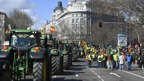 Una columna de tractores llega a la concentración de agricultores en el Ministerio de Agricultura, a 26 de febrero de 2024, en Madrid (España).