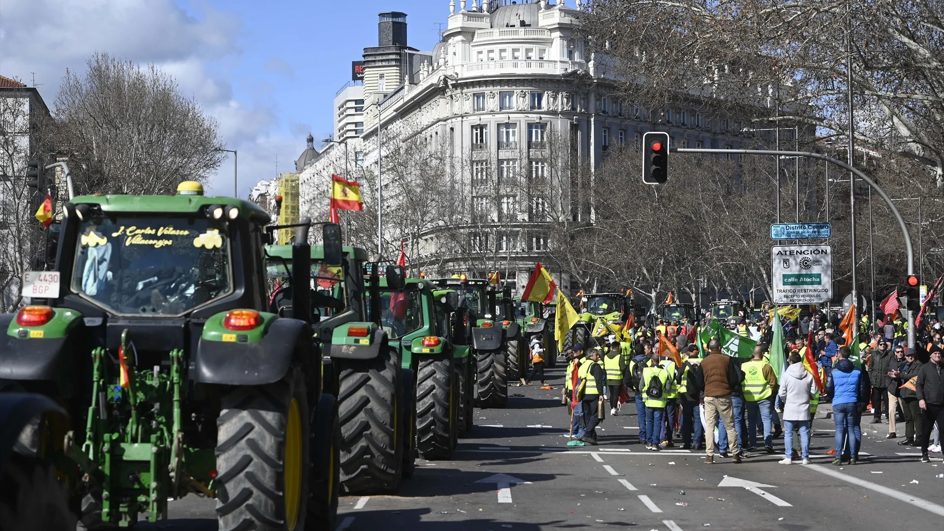 Una columna de tractores llega a la concentración de agricultores en el Ministerio de Agricultura, a 26 de febrero de 2024, en Madrid (España).