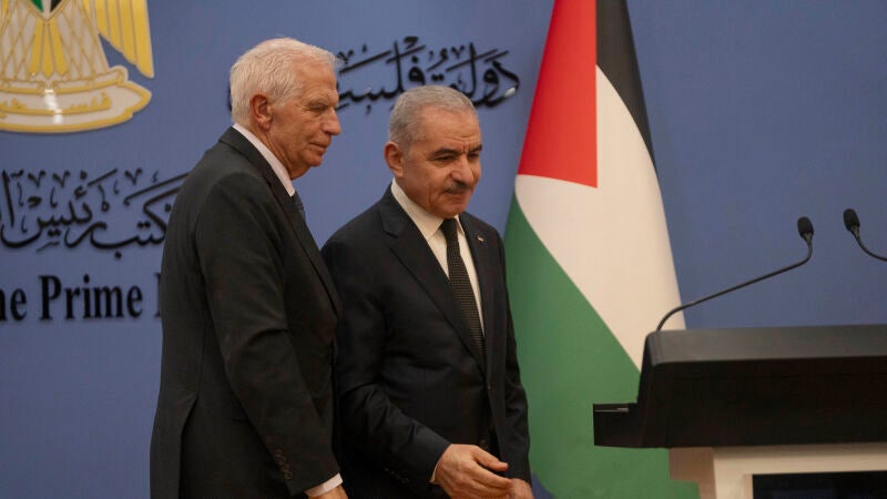 El primer ministro de Palestina, Mohamad Shtayé, junto a Josep Borrell, alto representante de la UE para exteriores