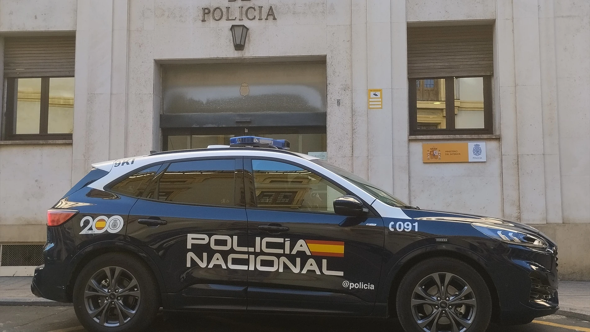 Imagen de un coche patrulla, en la puerta de la comisaría de Murcia.