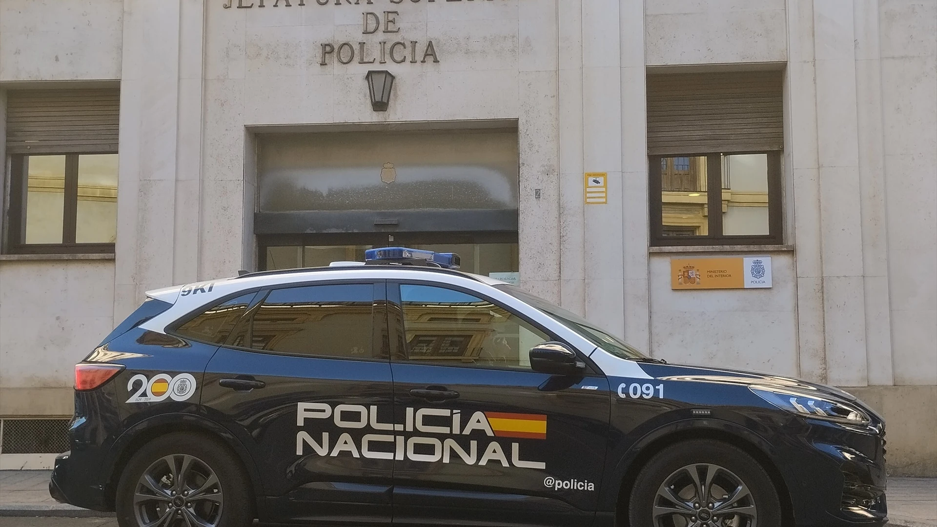 Imagen de un coche patrulla, en la puerta de la comisaría de Murcia.