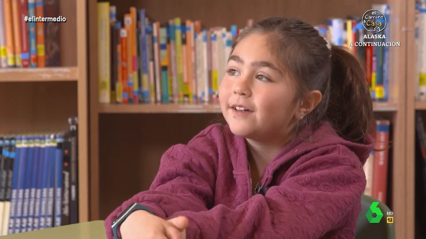 La respuesta de una niña a Thais Villas sobre los vegetarianos Thais Villas visita un colegio para preguntar a sus niños y niñas sobre los animales. ¿Les gusta comer carne? ¿Qué opinan de ser vegetariano? Uno de ellos, Sebastián, afirma en este vídeo de El Intermedio que "hay que comer de todo en esta vida".
