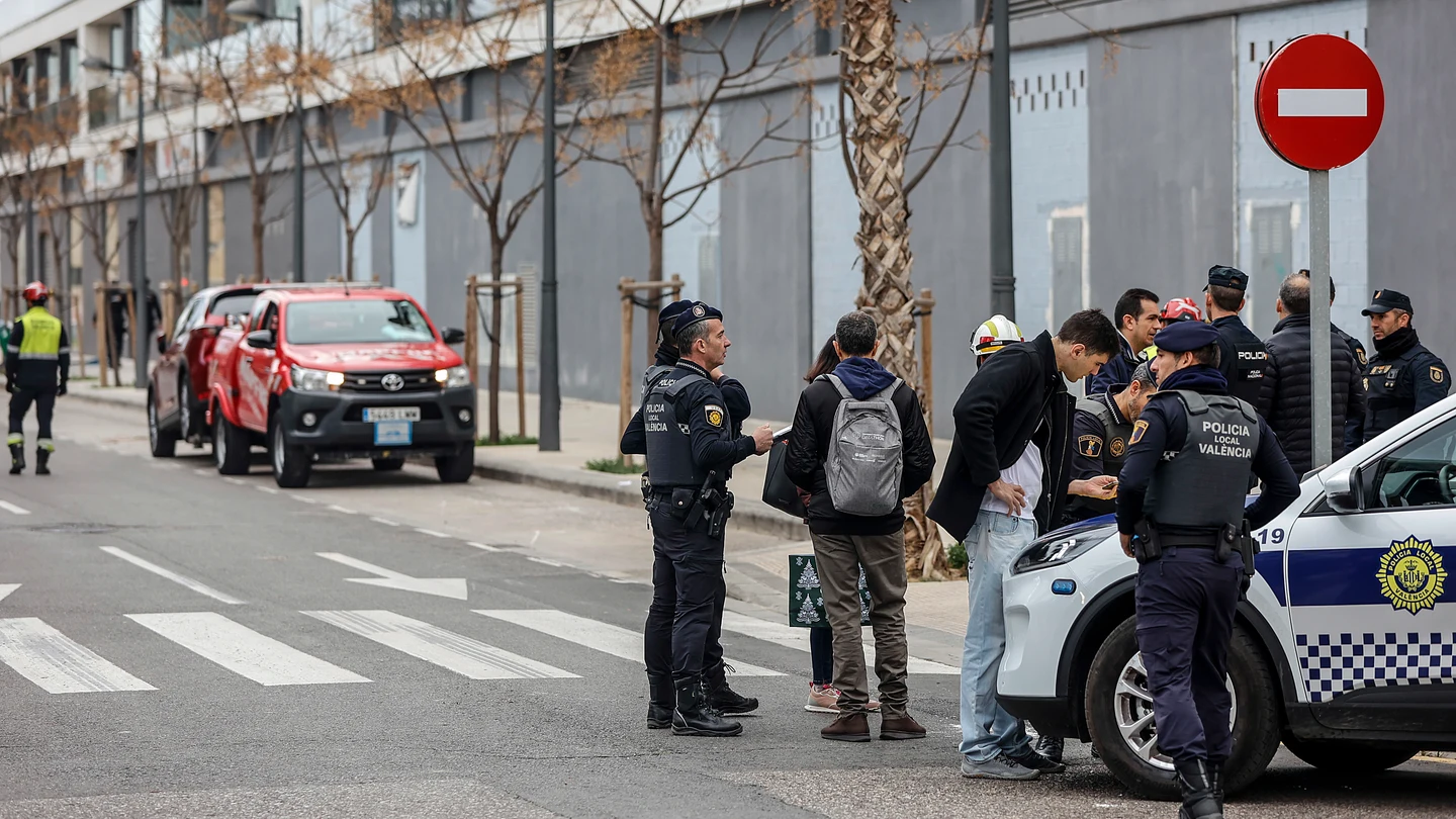 Policías trabajan en el incendio de los edificios de Campanar Policías trabajan en el incendio de los edificios de Campanar
