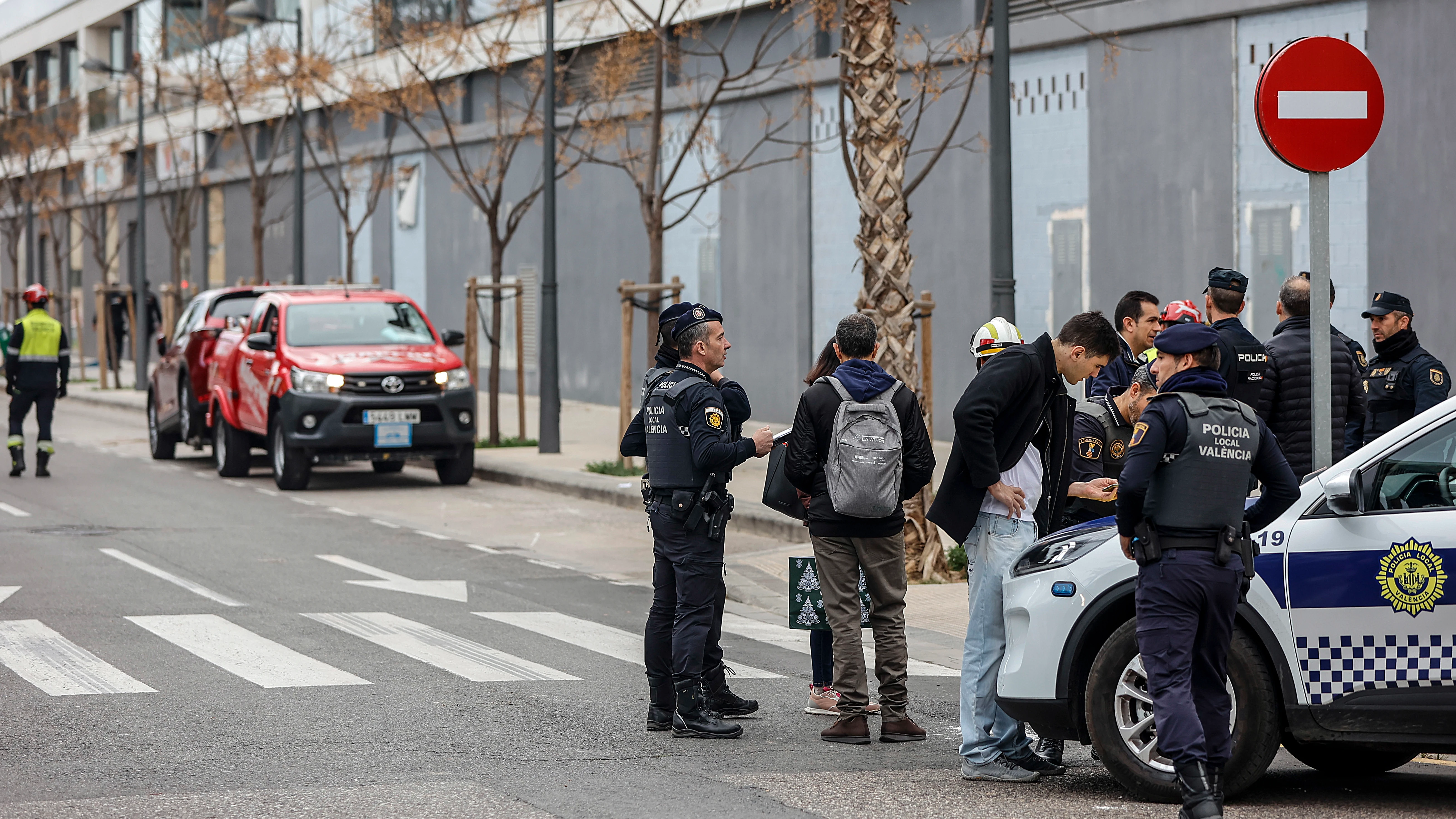 Policías trabajan en el incendio de los edificios de Campanar