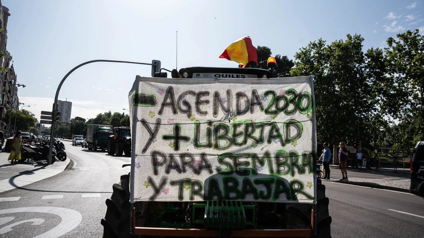 Un tractor con una pancarta participa en una tractorada convocada por la Unión de Uniones de Agricultores y Ganaderos, en la calle Alcalá, a 5 de julio de 2023, en Madrid (España). Un tractor con una pancarta participa en una tractorada convocada por la Unión de Uniones de Agricultores y Ganaderos, en la calle Alcalá, a 5 de julio de 2023, en Madrid (España).